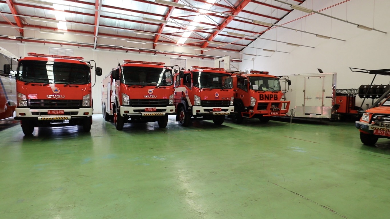 Sejumlah kendaraan truk pemadam kebakaran milik BNPB di Gedung Logistik dan Peralatan BNPB, Kawasan INA DRTG Sentul, Kabupaten Bogor, Jawa Barat pada Jumat (8/12).